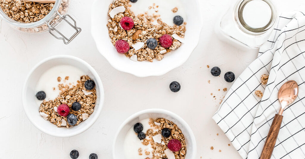 Yogurt with fruits: the snack that fixes digestion and mood